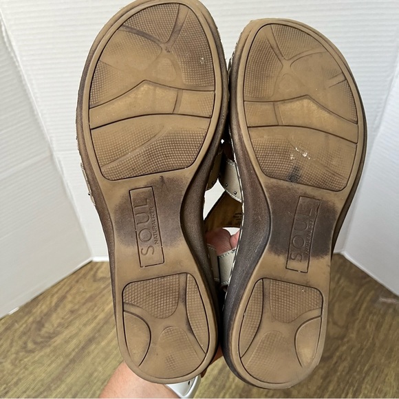 SOUL Naturalizer Beacon Studded Tan Beige Leather Sandals Size 8 - Picture 8 of 13